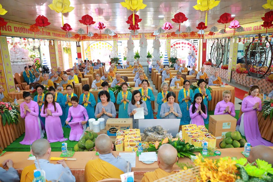 Đại diện Phật tử tác bạch cúng dường tại chùa Pháp Huệ Đại diện Phật tử tác bạch cúng dường tại chùa Pháp Huệ