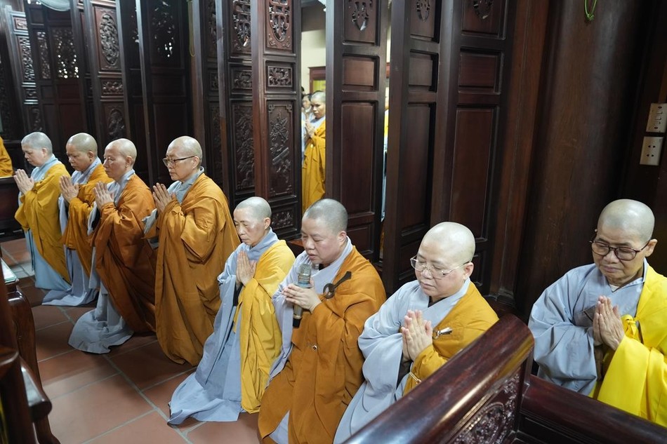 Chư Ni tác bạch tại trường hạ chùa Pháp Điện Chư Ni tác bạch tại trường hạ chùa Pháp Điện