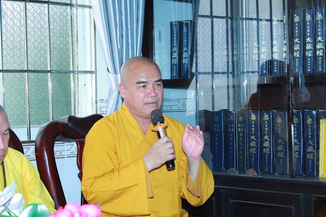 Thượng tọa Thích Tĩnh Triệt chủ trì buổi họp