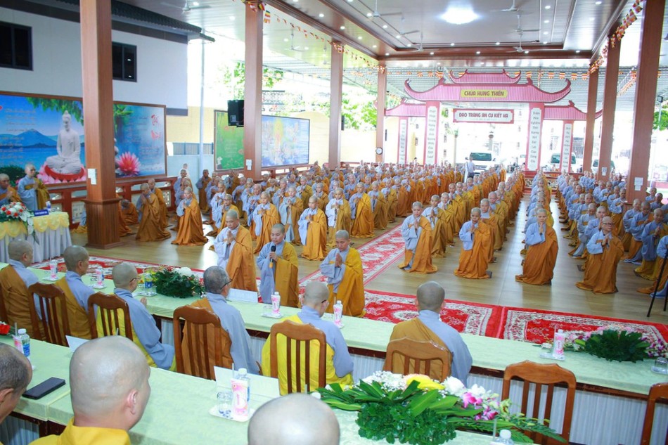 Đại diện trường hạ chùa Hưng Thiền báo cáo chương trình tu học của chư Ni Đại diện trường hạ chùa Hưng Thiền báo cáo chương trình tu học của chư Ni