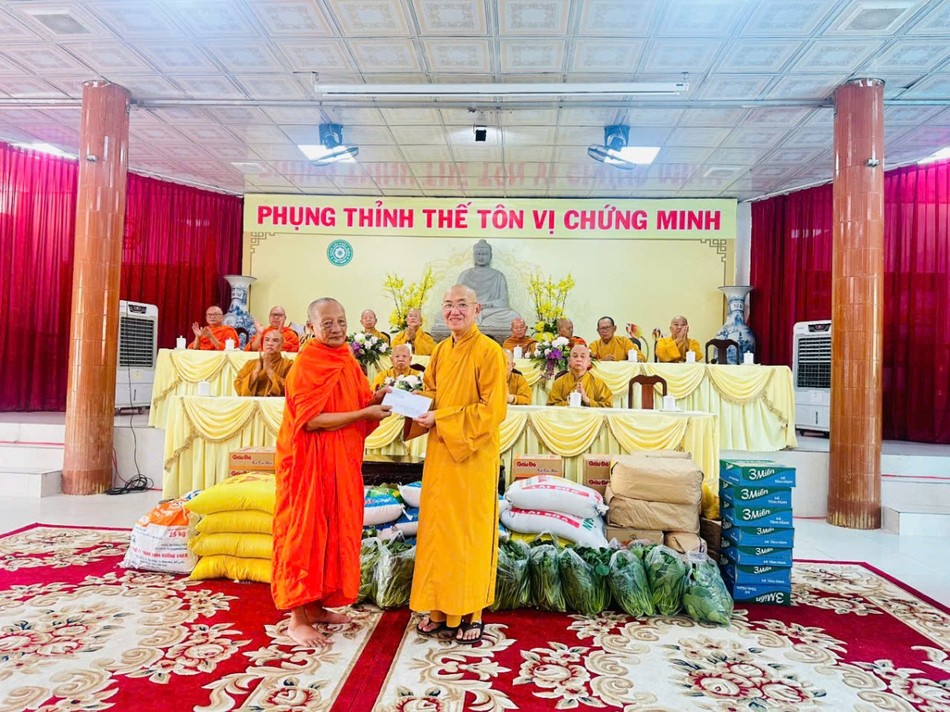 Hòa thượng Tăng Ni cúng dường đến trường hạ thiền viện Trúc Lâm Phương Nam Hòa thượng Tăng Ni cúng dường đến trường hạ thiền viện Trúc Lâm Phương Nam