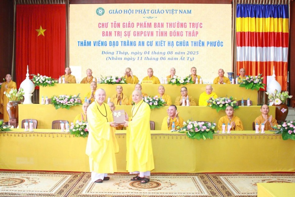 Thượng tọa Thích Chơn Trí đại diện đoàn trao cúng dường tại trường hạ chùa Thiên Phước Thượng tọa Thích Chơn Trí đại diện đoàn trao cúng dường tại trường hạ chùa Thiên Phước