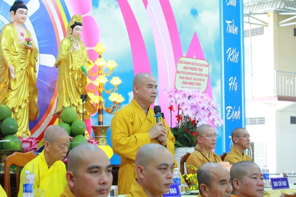 Thượng tọa Thích Tĩnh Triệt sách tấn hành giả Thượng tọa Thích Tĩnh Triệt sách tấn hành giả