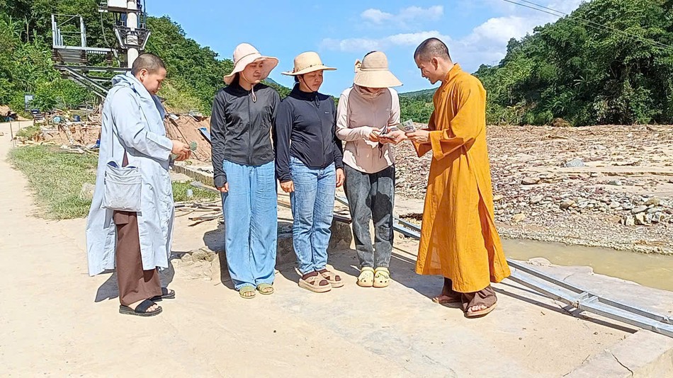 Đại đức Thích Thánh Trí trao hỗ trợ đến những hộ bị sập, trôi nhà hoàn toàn Đại đức Thích Thánh Trí trao hỗ trợ đến những hộ bị sập, trôi nhà hoàn toàn