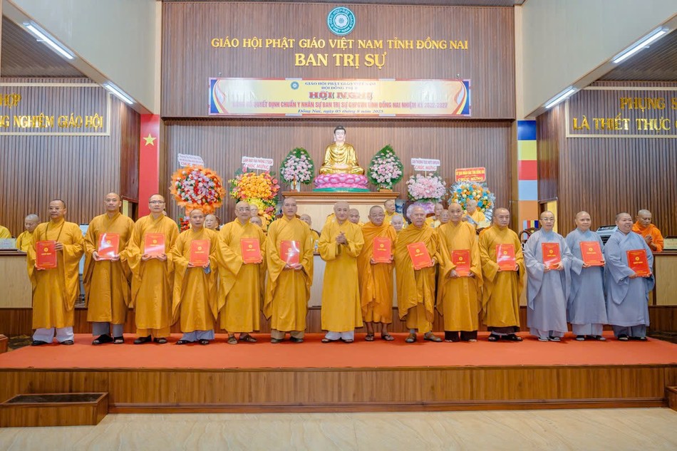 Hòa thượng Thích Huệ Thông trao quyết định đến Ban Trị sự tỉnh Đồng Nai nhiệm kỳ 2022-2027 Hòa thượng Thích Huệ Thông trao quyết định đến Ban Trị sự tỉnh Đồng Nai nhiệm kỳ 2022-2027