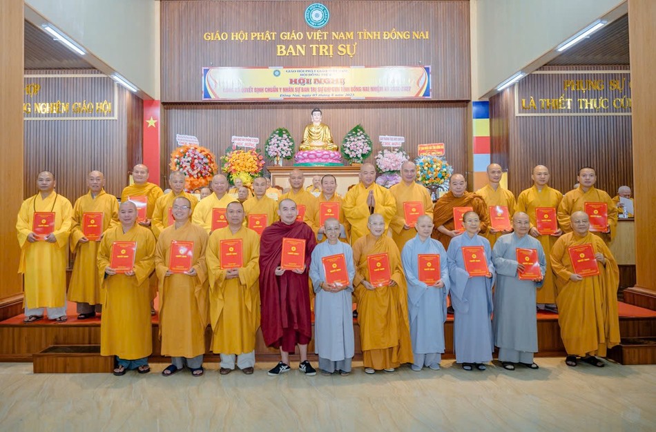 Thượng tọa Thích Phước Nguyên trao quyết định Thượng tọa Thích Phước Nguyên trao quyết định