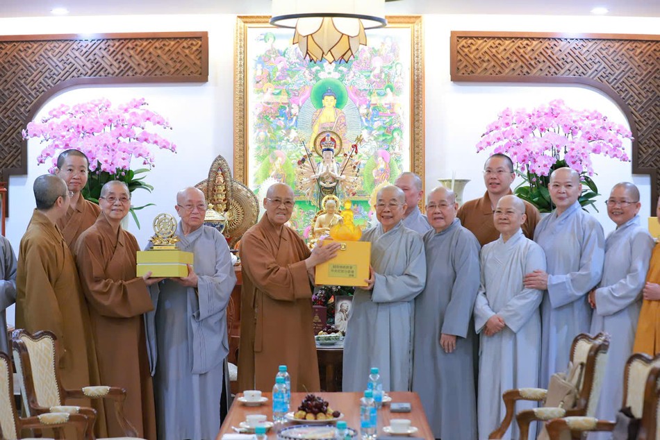 Ni trưởng Thích nữ Nhật Khương trao quà lưu niệm đến Ni trưởng Từ Dung Ni trưởng Thích nữ Nhật Khương trao quà lưu niệm đến Ni trưởng Từ Dung