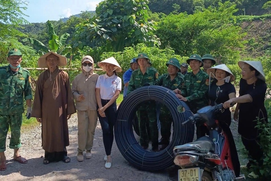 Trao quà tại Nhôn Mai Trao quà tại Nhôn Mai