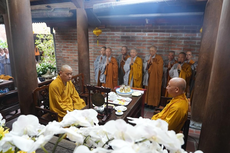 Chư Ni đảnh lễ Ban Chức sự trường hạ chùa Bà Đá