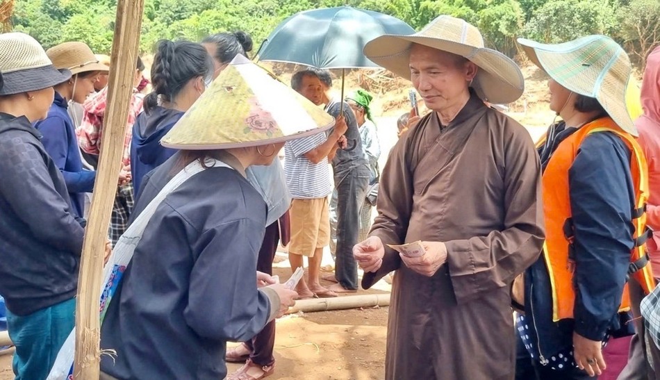 Đại đức Thích Pháp Tịnh, Trưởng Phân ban Phật tử Dân tộc - Ban Hướng dẫn Phật tử tỉnh Nghệ An chia sẻ khó khăn đến bà con bị ảnh hưởng nặng nề do bão số 3 Đại đức Thích Pháp Tịnh, Trưởng Phân ban Phật tử Dân tộc - Ban Hướng dẫn Phật tử tỉnh Nghệ An chia sẻ khó khăn đến bà con bị ảnh hưởng nặng nề do bão số 3