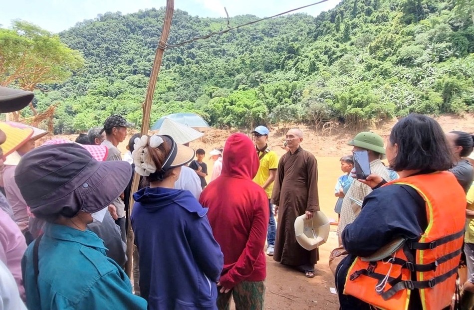 Đại đức trưởng đoàn động viện bà con xã miền núi phía Tây Nghệ An sớm vượt qua khó khăn, ổn định cuộc sống Đại đức trưởng đoàn động viện bà con xã miền núi phía Tây Nghệ An sớm vượt qua khó khăn, ổn định cuộc sống