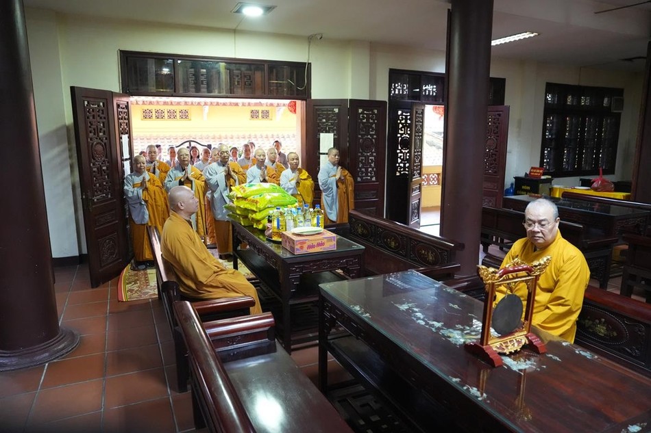 Tại trường hạ chùa Quán Sứ, Trưởng lão Hòa thượng Thích Thanh Nhiễu sách tấn đến phái đoàn