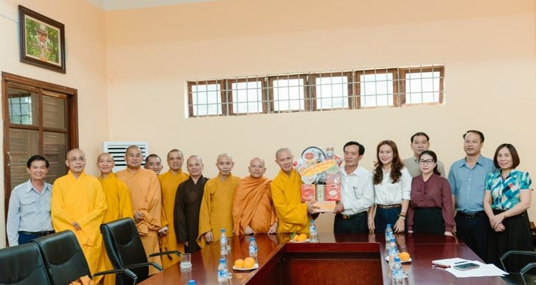 Đại đức Thích Nguyên Minh chúc mừng nhân chuyến thăm lãnh đạo các cơ quan