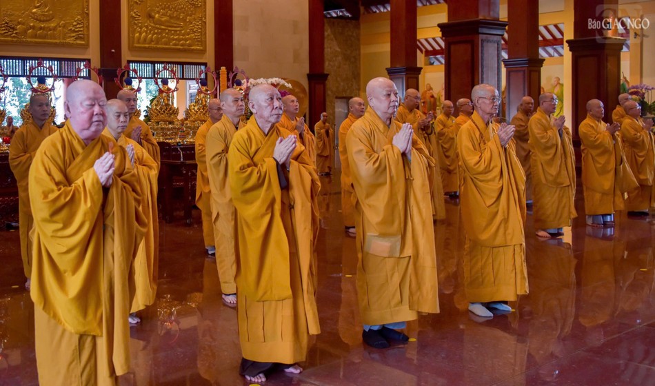 Chư tôn đức đảnh lễ Tam bảo trong kỳ Bố-tát trong mùa An cư kiết hạ Chư tôn đức đảnh lễ Tam bảo trong kỳ Bố-tát trong mùa An cư kiết hạ