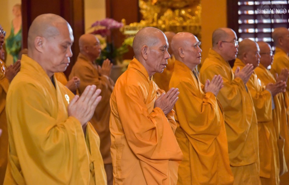 Bố-tát là ngày trưởng tịnh, định kỳ thuyết giới; nhắc nhở nhau về giới pháp của hành giả xuất gia Bố-tát là ngày trưởng tịnh, định kỳ thuyết giới; nhắc nhở nhau về giới pháp của hành giả xuất gia