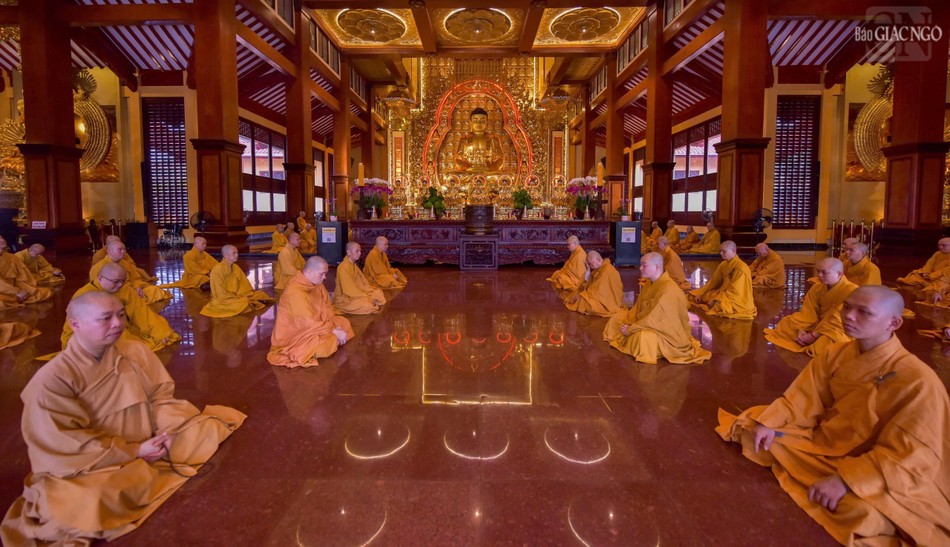 Bố-tát là nghi thức đặc thù của Tăng đoàn do Đức Phật chế định nhằm nuôi lớn các pháp lành Bố-tát là nghi thức đặc thù của Tăng đoàn do Đức Phật chế định nhằm nuôi lớn các pháp lành