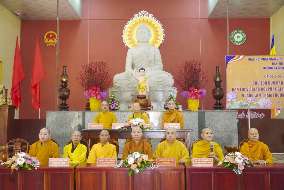 Ban Trị sự đến thăm trường hạ chùa Linh Phú, xã Phú Lâm Ban Trị sự đến thăm trường hạ chùa Linh Phú, xã Phú Lâm