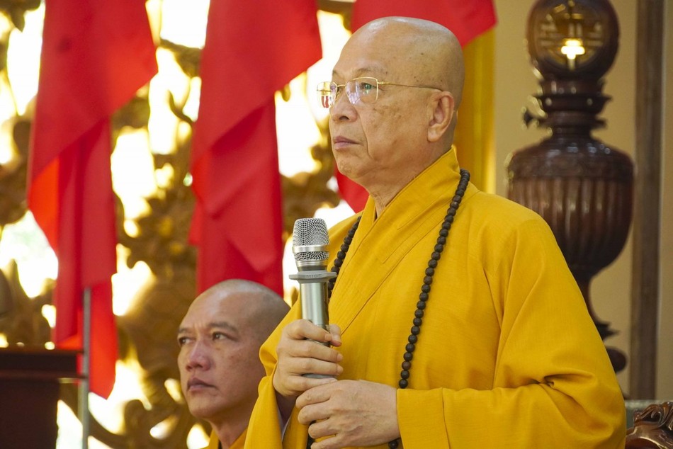 Thượng tọa Thích Huệ Khai sách tấn hành giả an cư Thượng tọa Thích Huệ Khai sách tấn hành giả an cư