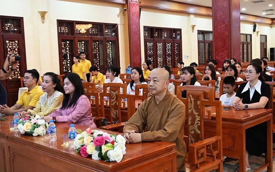 Thượng tọa Thích Thanh Huân và các đại biểu tham dự Thượng tọa Thích Thanh Huân và các đại biểu tham dự