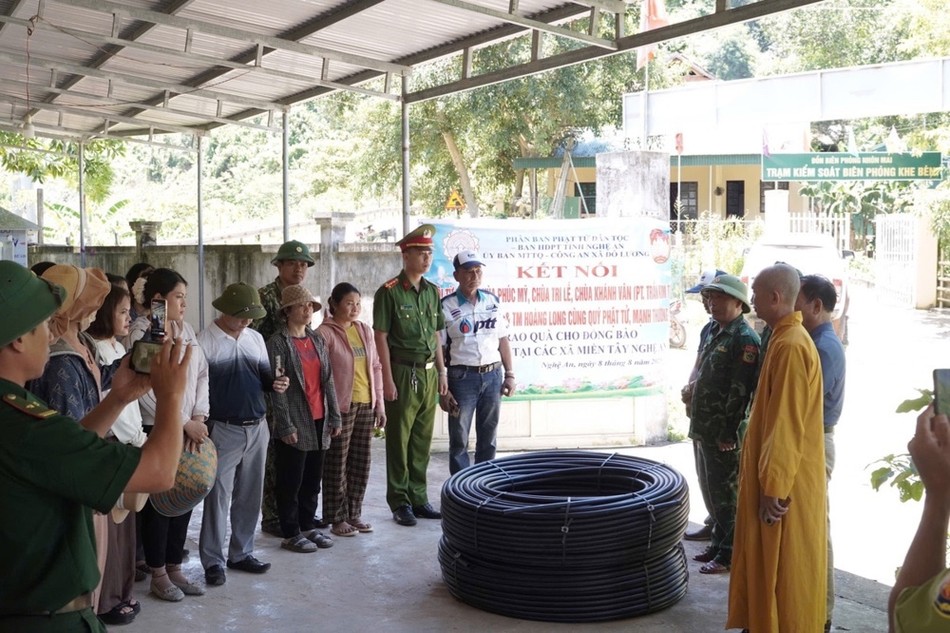 Đoàn hỗ trợ đồ dùng thiết yếu hỗ trợ bà con sau bão lũ