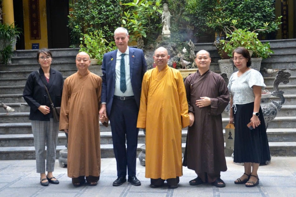 Chụp ảnh lưu niệm trước Trụ sở Trung ương GHPGVN - chùa Quán Sứ Chụp ảnh lưu niệm trước Trụ sở Trung ương GHPGVN - chùa Quán Sứ