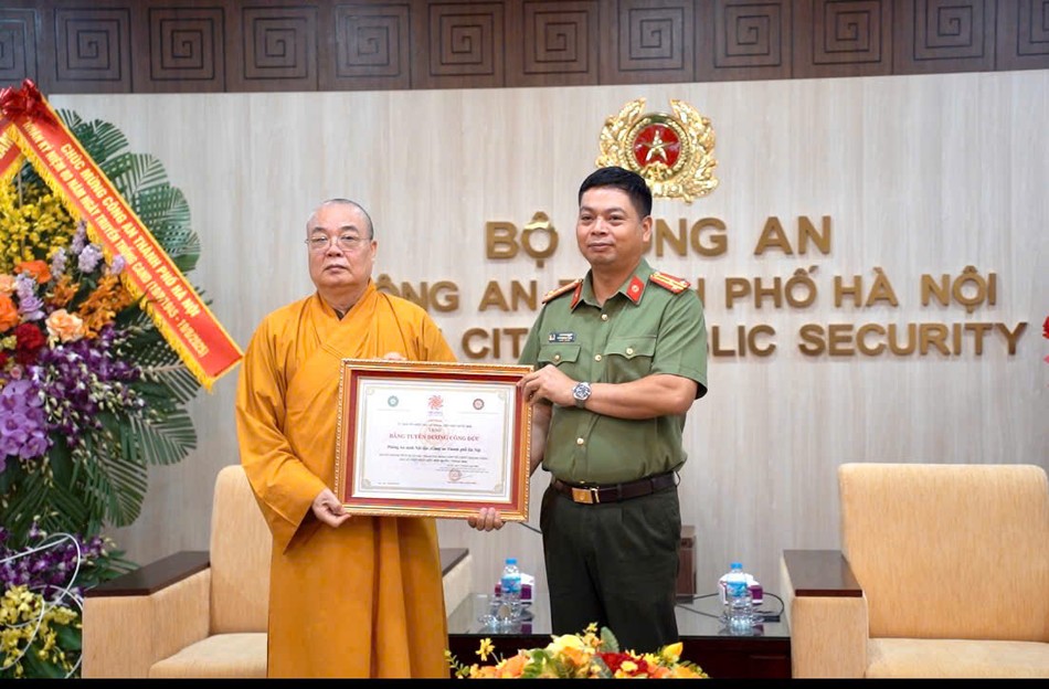 Trưởng lão Hòa thượng Thích Thanh Nhiễu tặng Bằng tuyên dương công đức của GHPGVN Trưởng lão Hòa thượng Thích Thanh Nhiễu tặng Bằng tuyên dương công đức của GHPGVN