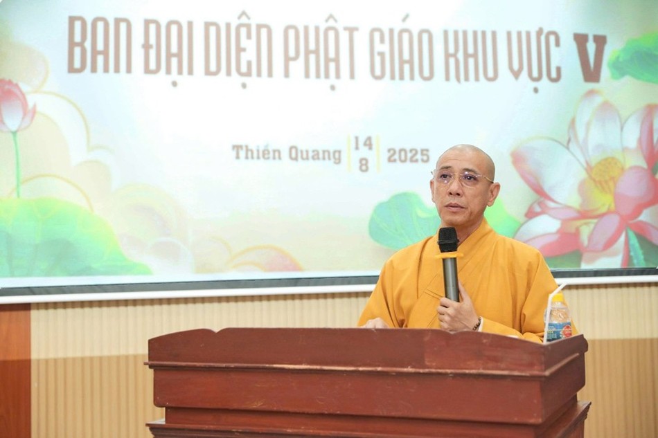 Thượng tọa Thích Thiện Lưu, Phó Trưởng ban GHPGVN tỉnh, Trưởng Đại diện khu vực V phát biểu khai mạc phiên họp Thượng tọa Thích Thiện Lưu, Phó Trưởng ban GHPGVN tỉnh, Trưởng Đại diện khu vực V phát biểu khai mạc phiên họp