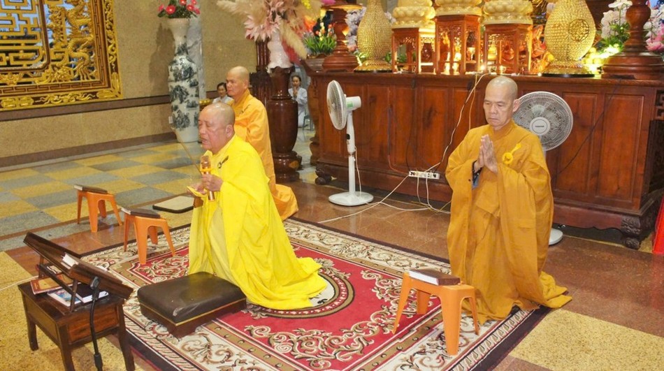 Chư Tăng niêm hương bạch Phật Chư Tăng niêm hương bạch Phật