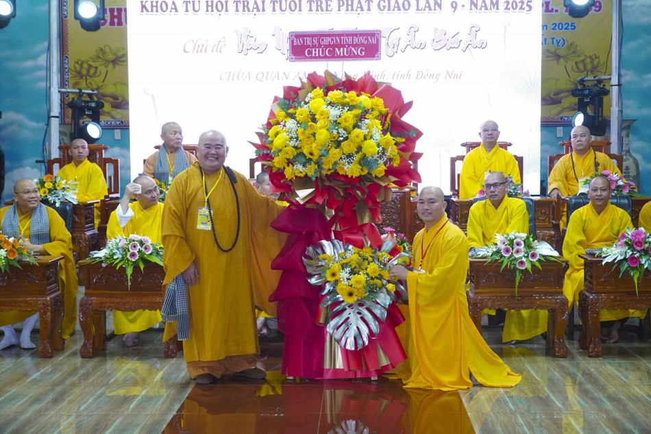 Hòa thượng Thích Tâm Minh tặng hoa chúc mừng Ban Tổ chức Hòa thượng Thích Tâm Minh tặng hoa chúc mừng Ban Tổ chức