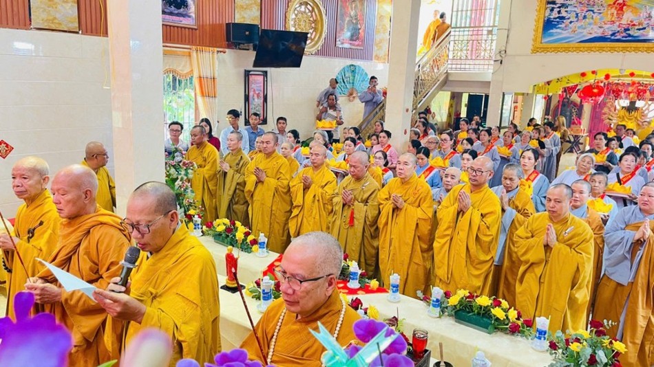 Chư tôn Hòa thượng cử hành sái tịnh, an vị 3 tượng Phật Chư tôn Hòa thượng cử hành sái tịnh, an vị 3 tượng Phật