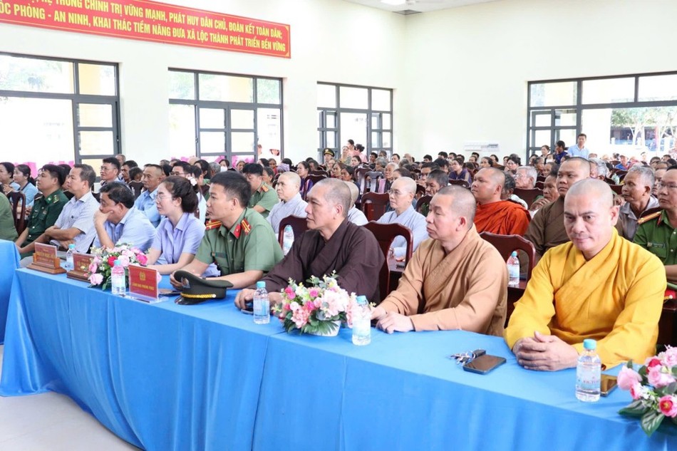 Các đại biểu tham gia chương trình trao quà Các đại biểu tham gia chương trình trao quà