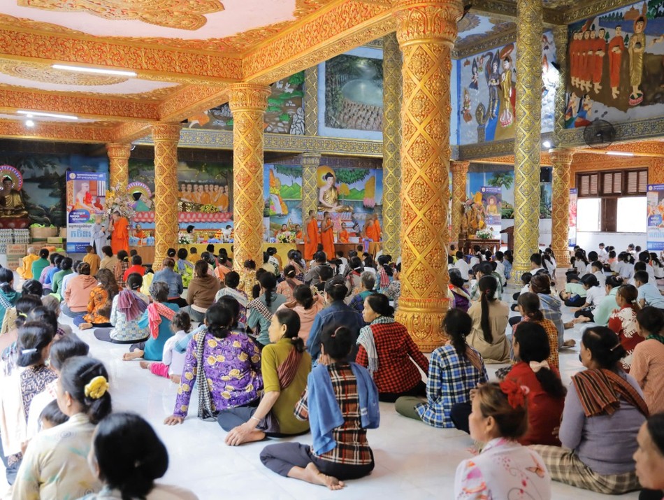 Đồng bào địa phương về chùa Sóc Lớn nhận quà Đồng bào địa phương về chùa Sóc Lớn nhận quà