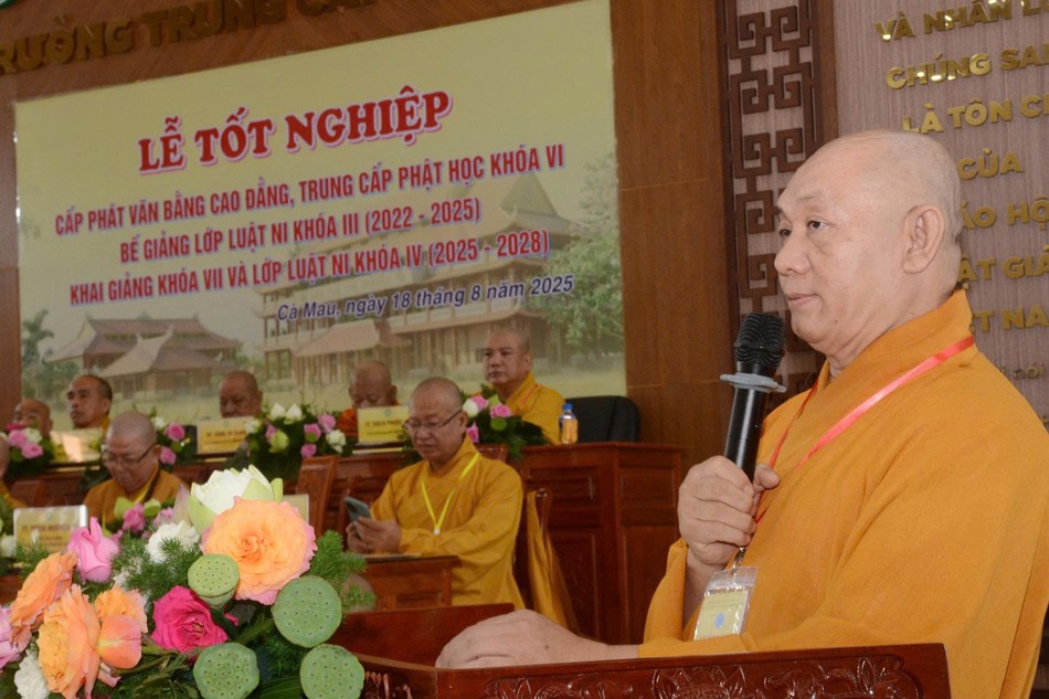 Thượng tọa Thích Nguyên Sĩ báo cáo công tác dạy và học của trường Thượng tọa Thích Nguyên Sĩ báo cáo công tác dạy và học của trường