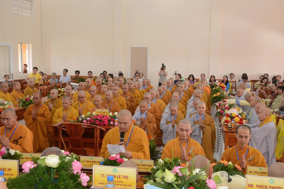 Đại diện Tăng Ni phát biểu tri ân và phát nguyện tinh tấn tu học Đại diện Tăng Ni phát biểu tri ân và phát nguyện tinh tấn tu học