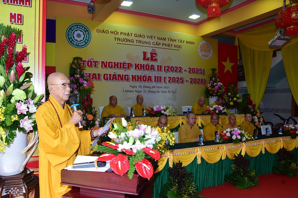 Hòa thượng Thích Huệ Tâm phát biểu khai mạc Hòa thượng Thích Huệ Tâm phát biểu khai mạc