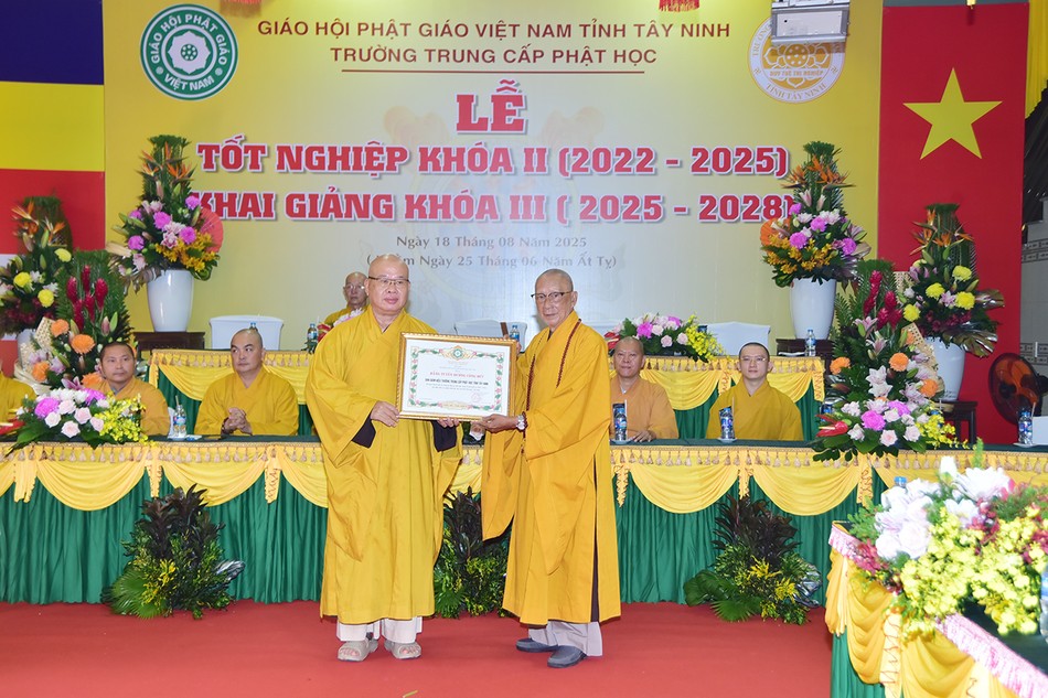 Thượng tọa Thích Phước Đạt trao Bằng tuyên dương công đức đến Hòa thượng Thích Huệ Tâm Thượng tọa Thích Phước Đạt trao Bằng tuyên dương công đức đến Hòa thượng Thích Huệ Tâm