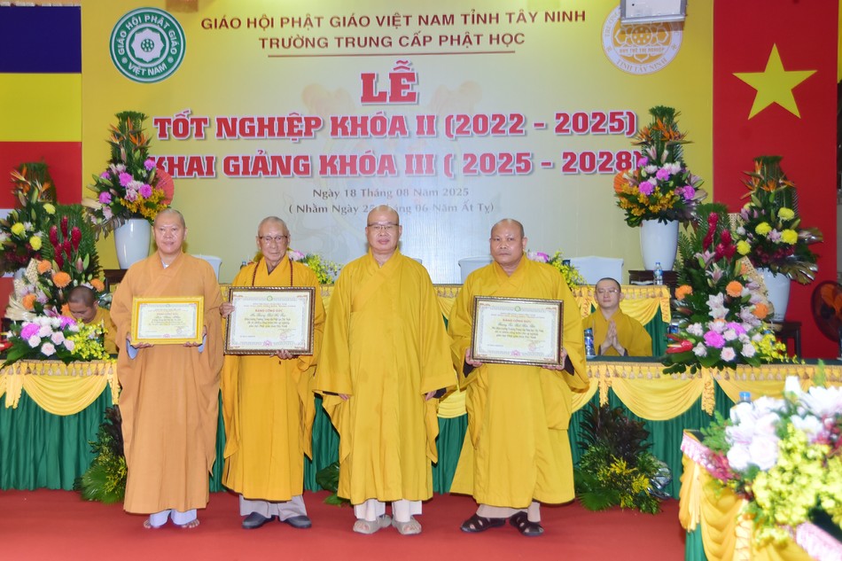 Thượng tọa Thích Phước Đạt trao Bằng tuyên dương công đức đến Ban Giám hiệu Thượng tọa Thích Phước Đạt trao Bằng tuyên dương công đức đến Ban Giám hiệu