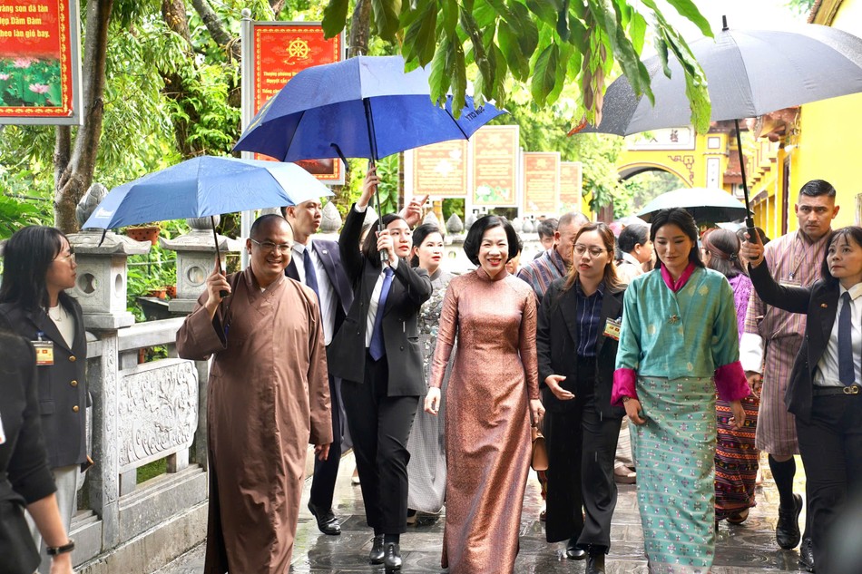 Bà Nguyễn Thị Minh Nguyệt cùng Hoàng hậu Bhutan Jetsun Pema Wangchuck thăm quan chùa Trấn Quốc, Hà Nội Bà Nguyễn Thị Minh Nguyệt cùng Hoàng hậu Bhutan Jetsun Pema Wangchuck thăm quan chùa Trấn Quốc, Hà Nội