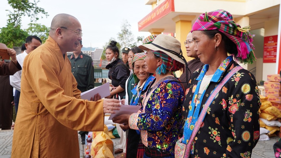 Trao hỗ trợ đến đồng bào dân tộc tỉnh Điện Biên Trao hỗ trợ đến đồng bào dân tộc tỉnh Điện Biên