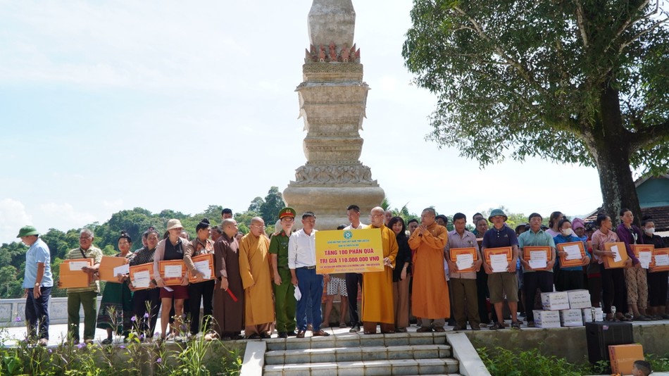 Đoàn trao bảng tặng quà Đoàn trao bảng tặng quà