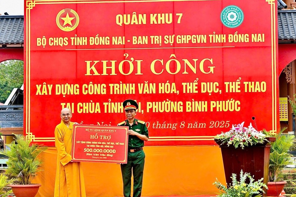Bộ Tư lệnh Quân khu 7 trao tặng 500 triệu đồng hỗ trợ xây dựng công trình trong khuôn viên chùa Tỉnh Hội Bộ Tư lệnh Quân khu 7 trao tặng 500 triệu đồng hỗ trợ xây dựng công trình trong khuôn viên chùa Tỉnh Hội