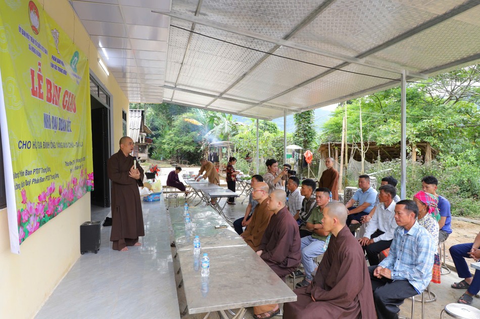 Lễ bàn giao nhà mới đến hộ ông Vàng Múa Chú và bà Giàng Thị La Lễ bàn giao nhà mới đến hộ ông Vàng Múa Chú và bà Giàng Thị La