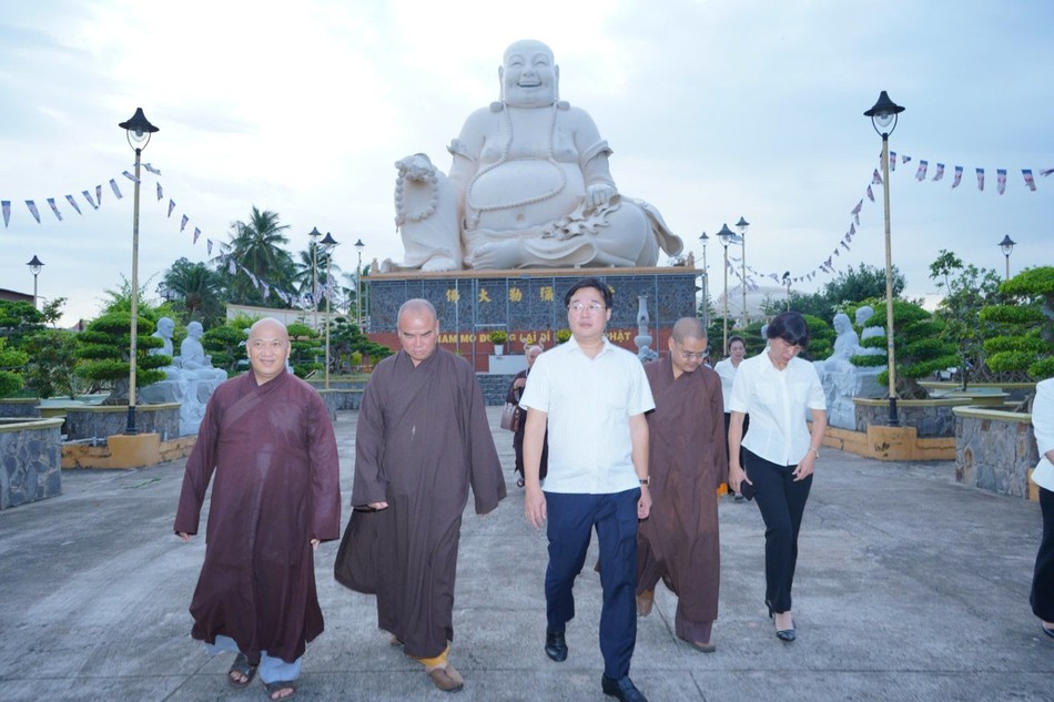 Chư tôn đức và Bí thư Tỉnh ủy Lê Quốc Phong tham quan trong khuôn viên chùa Vĩnh Tràng