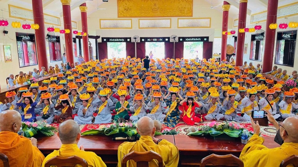 Quý Phật tử dâng pháp y cúng dường chư tôn đức Tăng Ni Quý Phật tử dâng pháp y cúng dường chư tôn đức Tăng Ni