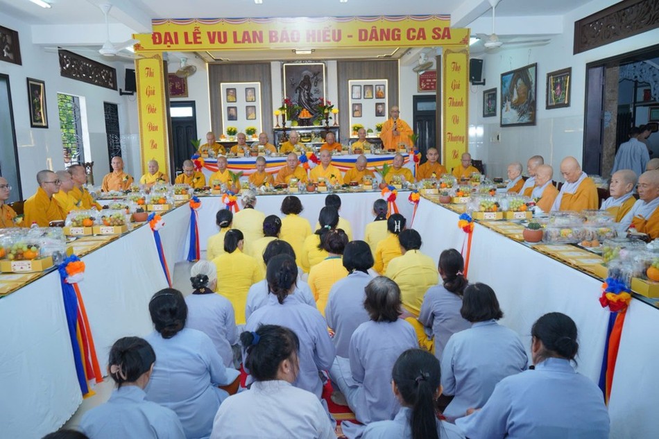 Đại diện Phật tử tại đạo tràng tác bạch dâng cúng Ca-sa lên chư tôn đức Đại diện Phật tử tại đạo tràng tác bạch dâng cúng Ca-sa lên chư tôn đức