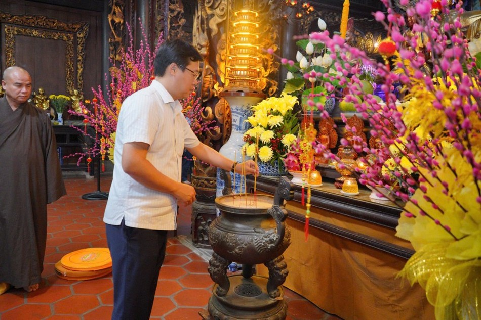 Ông Lê Quốc Phong dâng hương Tam bảo tại chánh điện chùa Vĩnh Tràng