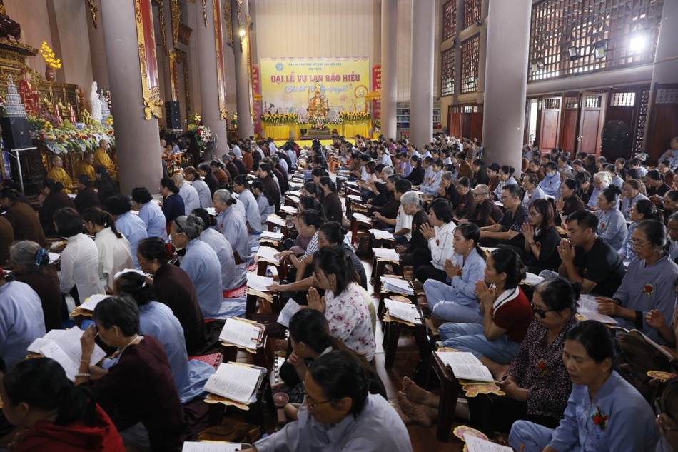 Phật tử về chùa Linh Quang đồng tụng kinh Vu lan Phật tử về chùa Linh Quang đồng tụng kinh Vu lan