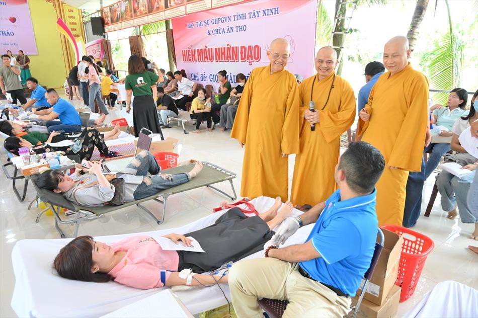 Hòa thượng Thích Minh Thiện và chư tôn đức thăm hỏi tình nguyện viên Hòa thượng Thích Minh Thiện và chư tôn đức thăm hỏi tình nguyện viên