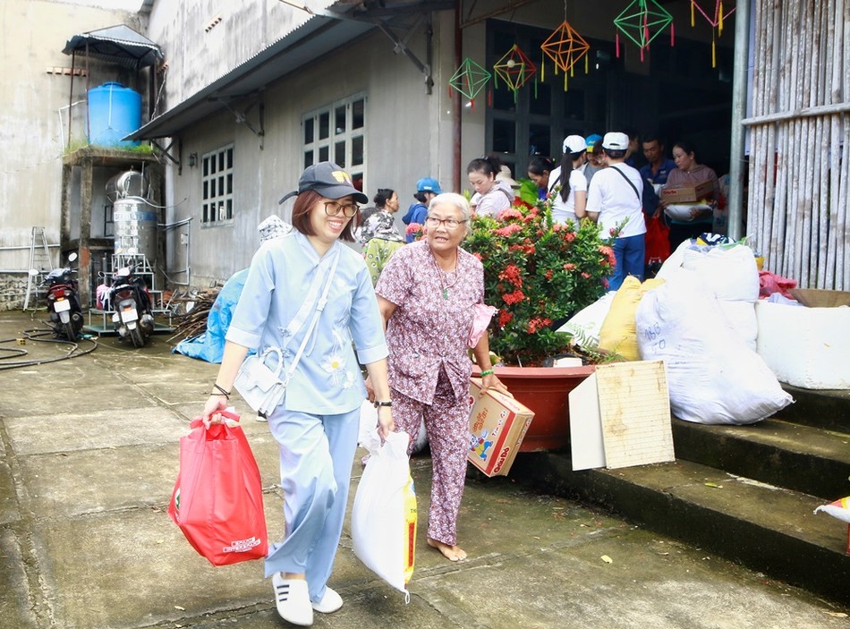 Bà con địa phương được nhận quà của đoàn Bà con địa phương được nhận quà của đoàn