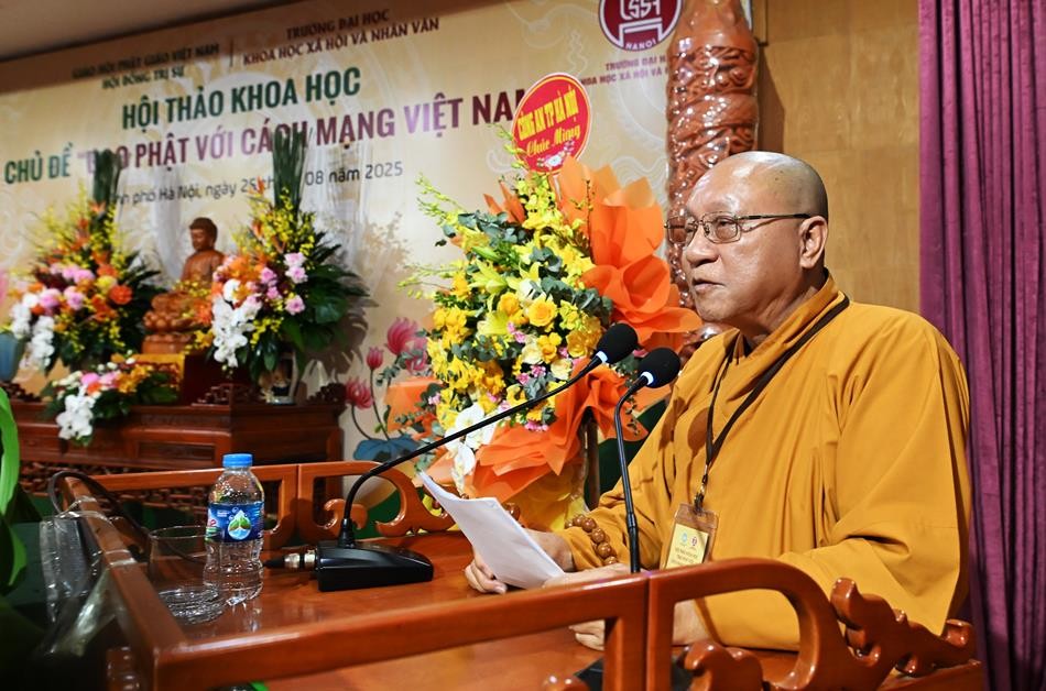 Hòa thượng Thích Gia Quang trình bày tham luận Hòa thượng Thích Gia Quang trình bày tham luận